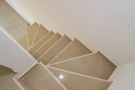 Casa de condomínio para alugar com 103m², 2 quartos e 1 vagaEscada