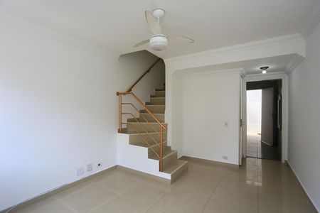 Sala de casa de condomínio para alugar com 2 quartos, 103m² em Campo Limpo, São Paulo