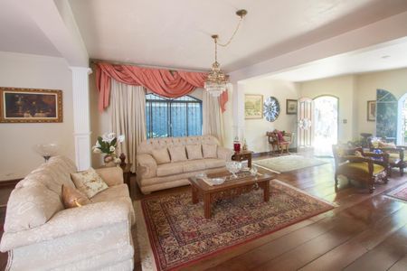 Casa à venda com 444m², 4 quartos e 4 vagasSala