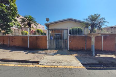 Casa para alugar com 300m², 3 quartos e 3 vagasFachada e placa