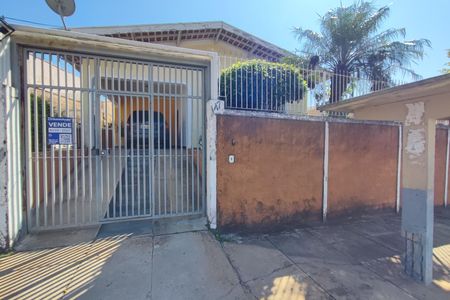 Casa para alugar com 300m², 3 quartos e 3 vagasFachada e placa