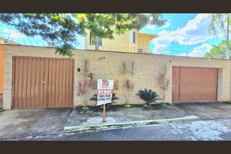 Casa à venda com 260m², 3 quartos e 2 vagas Casa à venda com 260m², 3 quartos e 2 vagasFachada