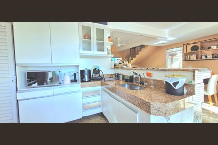 Casa à venda com 260m², 3 quartos e 2 vagas Casa à venda com 260m², 3 quartos e 2 vagasCozinha - Armários