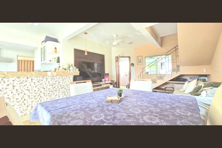 Casa à venda com 260m², 3 quartos e 2 vagas Casa à venda com 260m², 3 quartos e 2 vagasSala