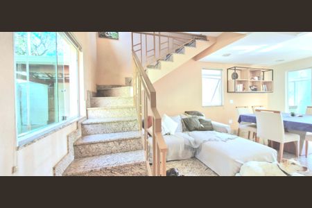 Casa à venda com 260m², 3 quartos e 2 vagas Casa à venda com 260m², 3 quartos e 2 vagasEscada