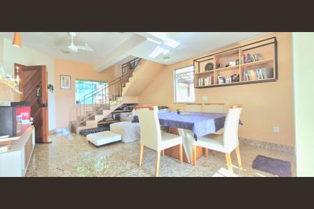 Casa à venda com 260m², 3 quartos e 2 vagas Casa à venda com 260m², 3 quartos e 2 vagasSala