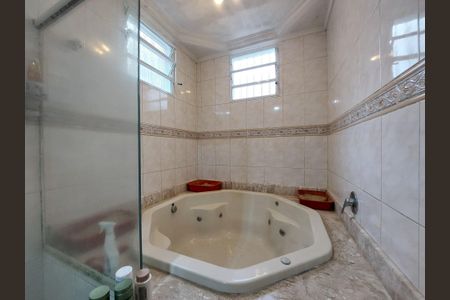 Casa à venda com 600m², 4 quartos e 6 vagasBanheira - Banheiro 1