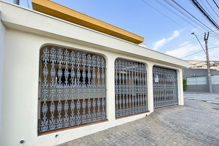 Casa para alugar com 240m², 3 quartos e 2 vagasFachada + plaquinha