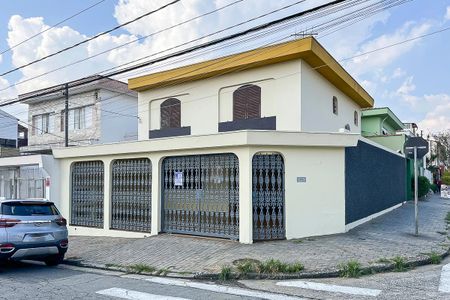 Casa para alugar com 240m², 3 quartos e 2 vagasFachada + plaquinha