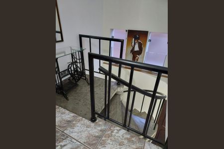 Casa à venda com 100m², 3 quartos e 2 vagasEscada