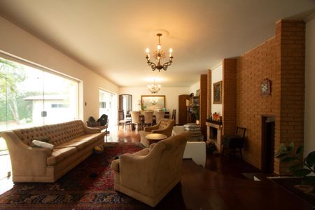 Casa para alugar com 700m², 6 quartos e 8 vagasSala