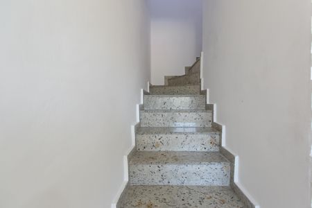 Casa de condomínio à venda com 60m², 2 quartos e 1 vagaEscada