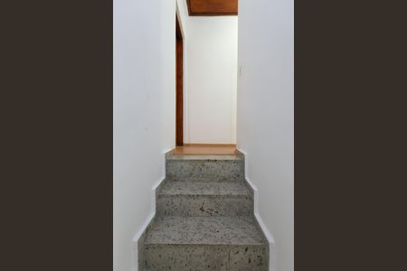 Casa de condomínio à venda com 60m², 2 quartos e 1 vagaEscada