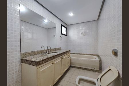 Apartamento à venda com 308m², 3 quartos e 2 vagasBanheiro da Suíte