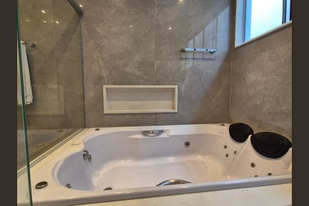 Casa de condomínio à venda com 300m², 4 quartos e 1 vagaBanheiro da Suíte 2