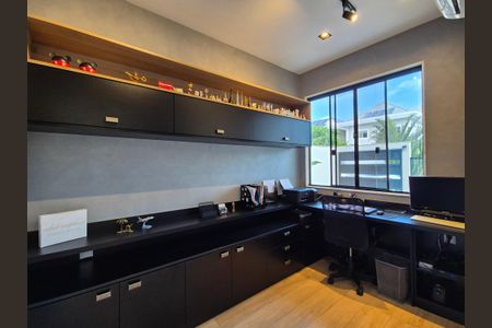 Casa de condomínio à venda com 300m², 4 quartos e 1 vagaEscritorio