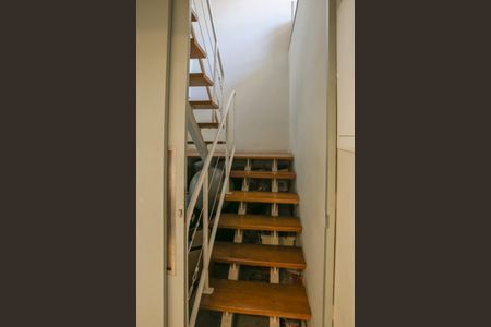 Casa de condomínio à venda com 250m², 3 quartos e 2 vagasEscada