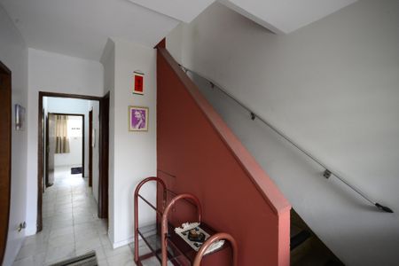 Casa para alugar com 350m², 5 quartos e 2 vagasEscada