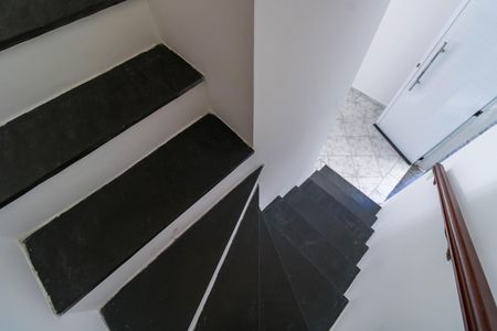 Casa de condomínio à venda com 70m², 2 quartos e 1 vaga Casa de condomínio à venda com 70m², 2 quartos e 1 vagaEscada