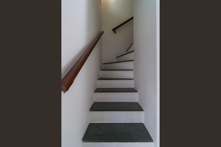 Casa de condomínio à venda com 70m², 2 quartos e 1 vaga Casa de condomínio à venda com 70m², 2 quartos e 1 vagaEscada