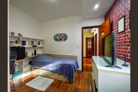 Casa à venda com 247m², 5 quartos e 2 vagasQuarto 1