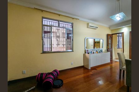 Casa à venda com 247m², 5 quartos e 2 vagasSala