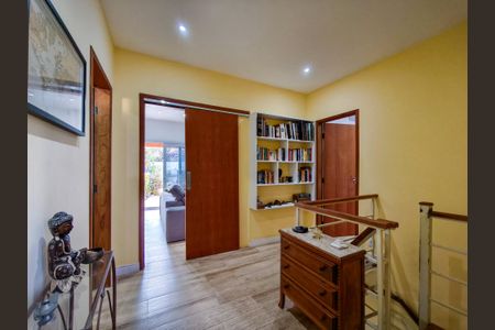Casa à venda com 247m², 5 quartos e 2 vagasHall social