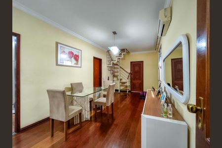 Casa à venda com 247m², 5 quartos e 2 vagasSala