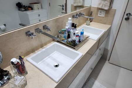 Apartamento para alugar com 242m², 4 quartos e 3 vagas Apartamento para alugar com 242m², 4 quartos e 3 vagasBanheiro da Suíte 2