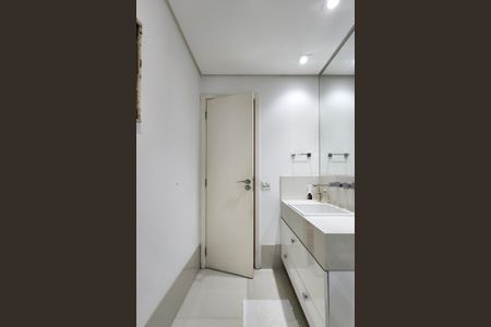 Apartamento para alugar com 242m², 4 quartos e 3 vagas Apartamento para alugar com 242m², 4 quartos e 3 vagasBanheiro da Suíte 1