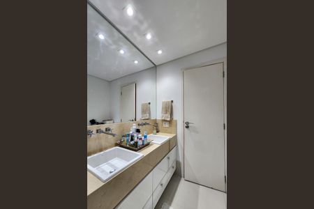 Apartamento para alugar com 242m², 4 quartos e 3 vagas Apartamento para alugar com 242m², 4 quartos e 3 vagasBanheiro da Suíte 2