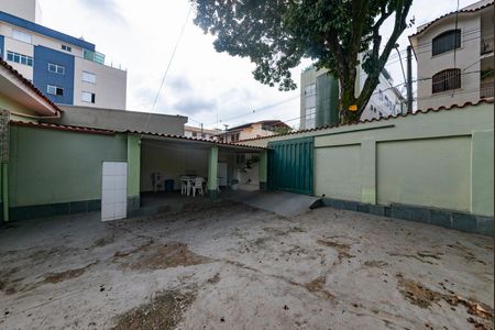 Casa à venda com 375m², 4 quartos e 5 vagas Casa à venda com 375m², 4 quartos e 5 vagasQuintal