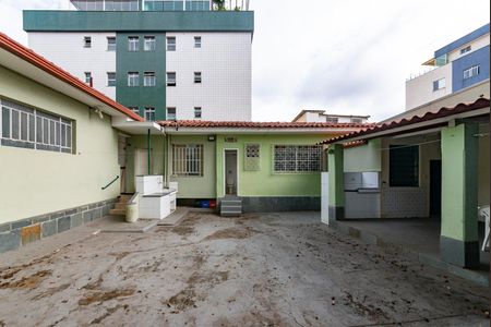 Casa à venda com 375m², 4 quartos e 5 vagas Casa à venda com 375m², 4 quartos e 5 vagasQuintal