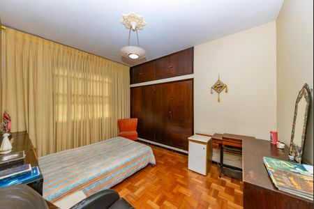 Casa à venda com 375m², 4 quartos e 5 vagas Casa à venda com 375m², 4 quartos e 5 vagasQuarto 1