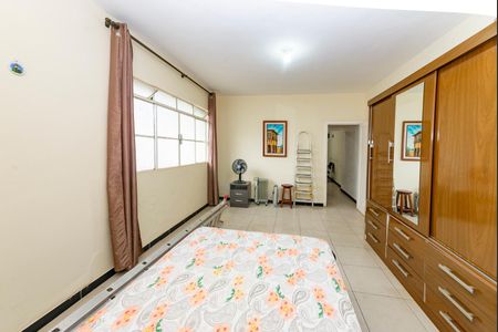 Casa à venda com 375m², 4 quartos e 5 vagas Casa à venda com 375m², 4 quartos e 5 vagasQuarto 4