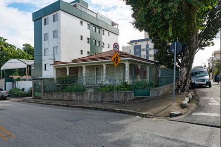 Casa à venda com 375m², 4 quartos e 5 vagas Casa à venda com 375m², 4 quartos e 5 vagasFachada