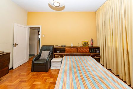 Casa à venda com 375m², 4 quartos e 5 vagas Casa à venda com 375m², 4 quartos e 5 vagasQuarto 1