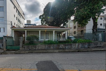 Casa à venda com 375m², 4 quartos e 5 vagas Casa à venda com 375m², 4 quartos e 5 vagasFachada