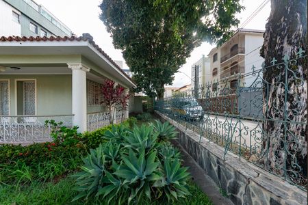 Casa à venda com 375m², 4 quartos e 5 vagas Casa à venda com 375m², 4 quartos e 5 vagasJardim