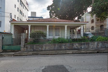 Casa à venda com 375m², 4 quartos e 5 vagas Casa à venda com 375m², 4 quartos e 5 vagasFachada