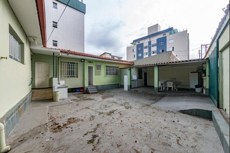 Casa à venda com 375m², 4 quartos e 5 vagas Casa à venda com 375m², 4 quartos e 5 vagasQuintal
