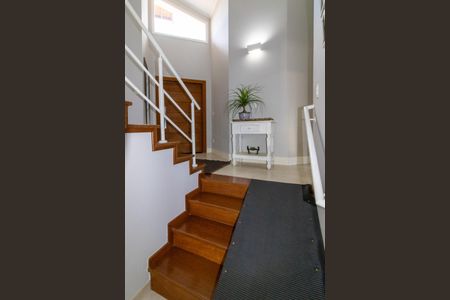 Casa de condomínio à venda com 390m², 4 quartos e 4 vagasEscada