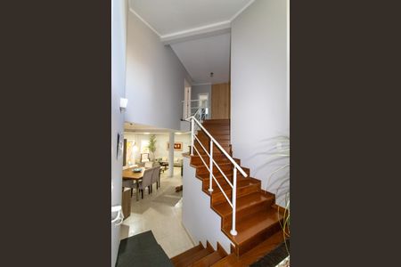 Casa de condomínio à venda com 390m², 4 quartos e 4 vagasEscada