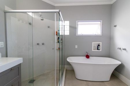 Casa de condomínio à venda com 390m², 4 quartos e 4 vagasBanheiro da Suíte 1