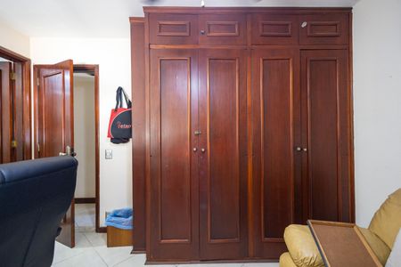 Apartamento à venda com 225m², 5 quartos e 4 vagasQuarto Suite 4