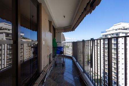 Apartamento à venda com 225m², 5 quartos e 4 vagasQuarto Suite 2 Varanda