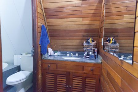 Casa de condomínio à venda com 200m², 3 quartos e 5 vagasBanheiro da Suíte