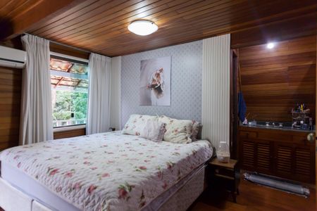 Casa de condomínio à venda com 200m², 3 quartos e 5 vagasSuíte