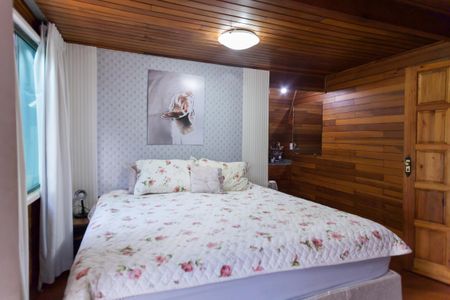 Casa de condomínio à venda com 200m², 3 quartos e 5 vagasSuíte