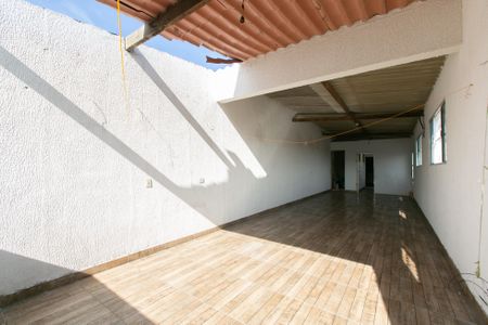 Casa à venda com 300m², 5 quartos e 4 vagas Casa à venda com 300m², 5 quartos e 4 vagasTerraço
